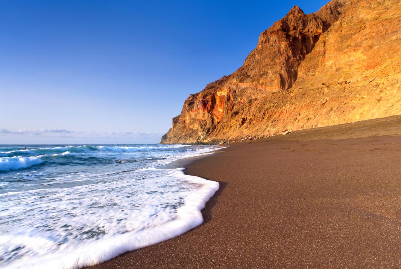 https://lagomera.travel/sites/default/files/styles/masonry_image/public/resources/resource_image/Galeria-Playa-del-Ingles-01_1.jpg